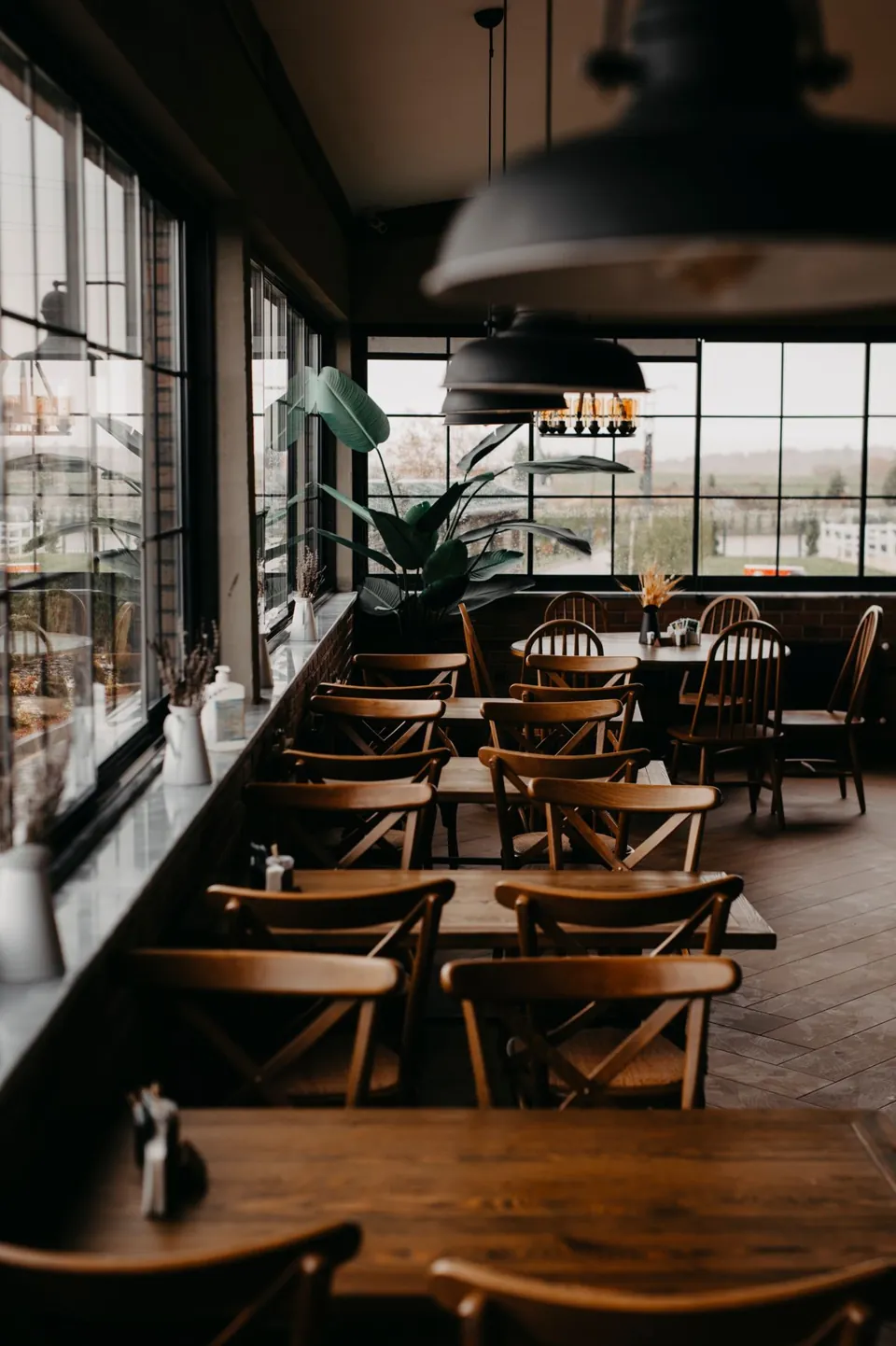 Salle avec tables en bois et lumière naturelle, photo d’illustration