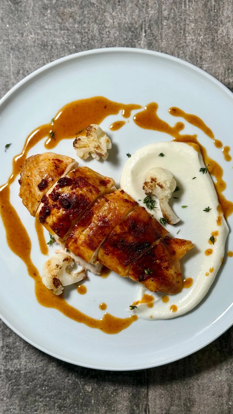 Volaille rôtie avec sauce et purée, photo d’illustration